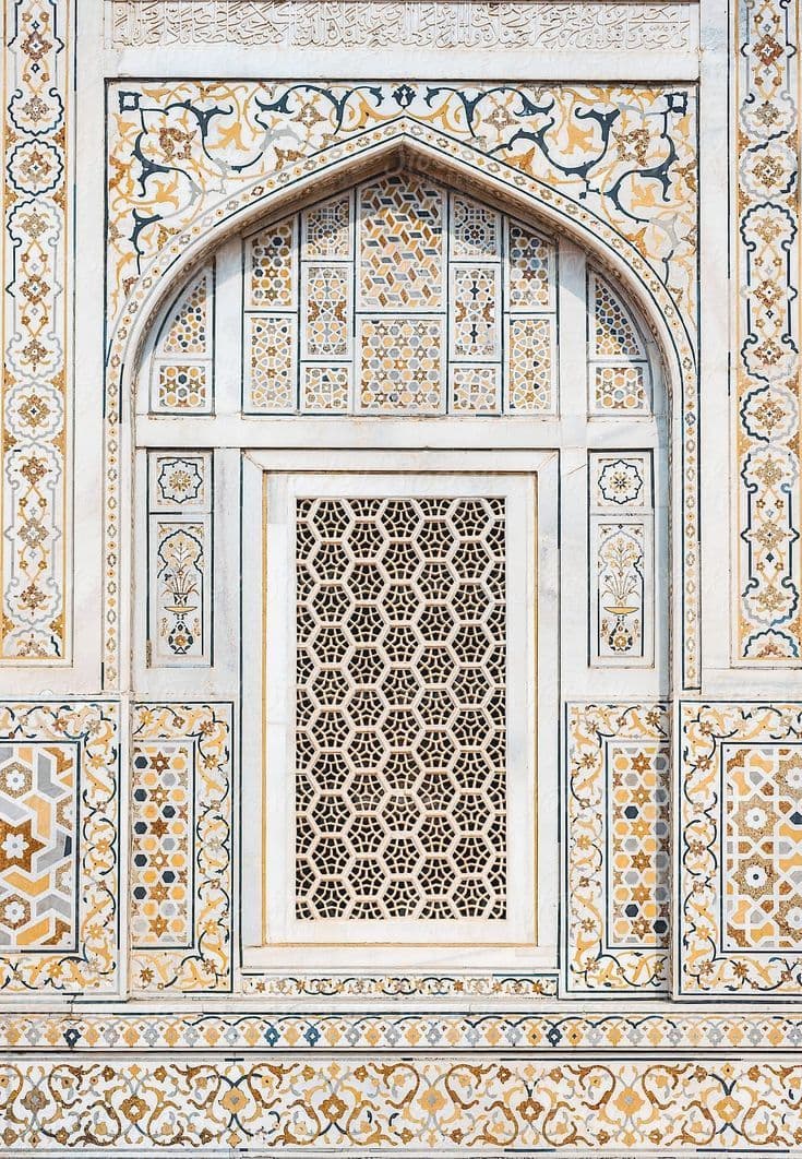 نافذة مزخرفة بفن العمارة الإسلامية من Pinterest